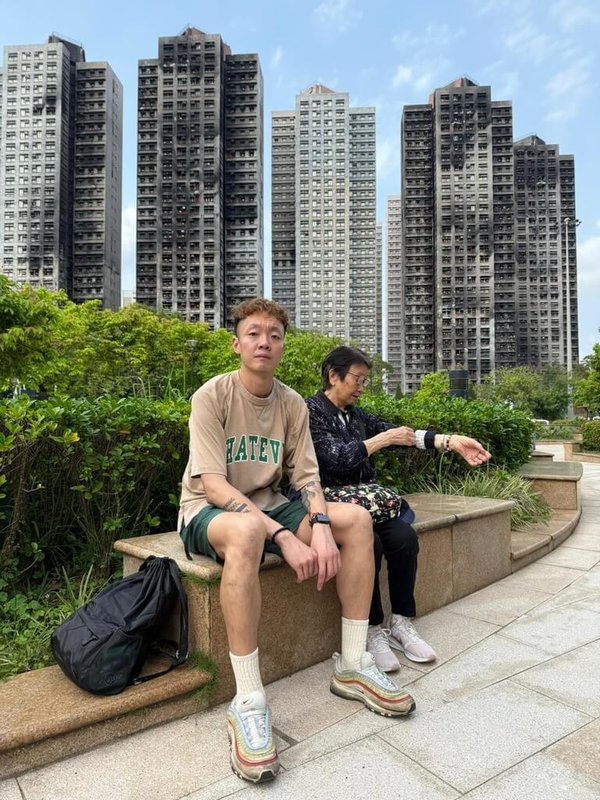 宏福苑居民Dorz在21日早上與祖母返回宏福苑，準備返回住所收拾。（受訪者提供）中央社記者陳鎧妤傳真 115年4月22日