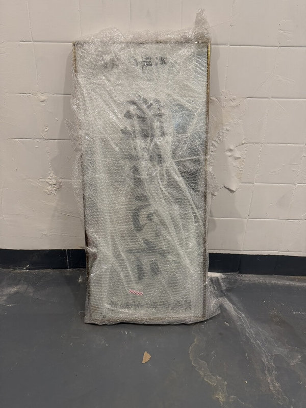 香港宏福苑居民Dorz首次返家收拾，雖然房子被嚴重燒毀，但幸好爺爺生前的中醫牌匾沒被燒掉。Dorz帶走後小心翼翼地包裹好。（受訪者提供）中央社記者陳鎧妤傳真　115年4月22日