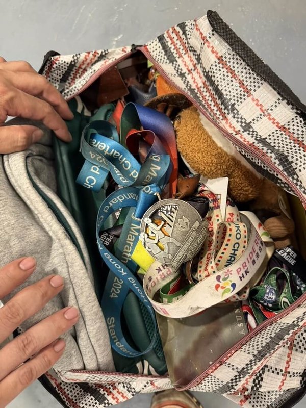 香港宏福苑居民Dorz日前返家首次收拾，雖然房子沒了，但幸好一些珍貴物品沒被燒掉，包括一些跑步獎牌。（受訪者提供）中央社記者陳鎧妤傳真　115年4月22日