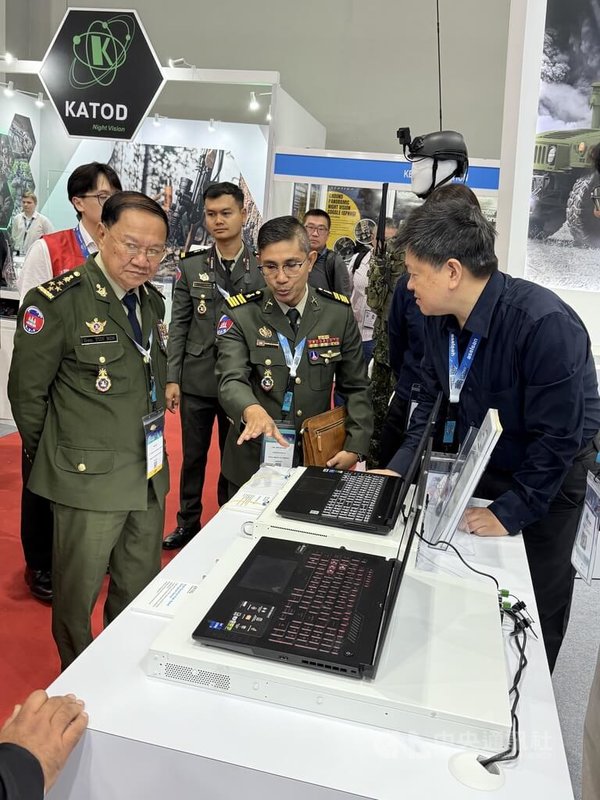 2026年馬來西亞亞洲防務展暨亞洲國家安全展登場。柬埔寨國防部副部長（左1）赴台灣展位，了解資安防禦2.0系統的建構模式。中央社記者黃自強吉隆坡攝　115年4月22日