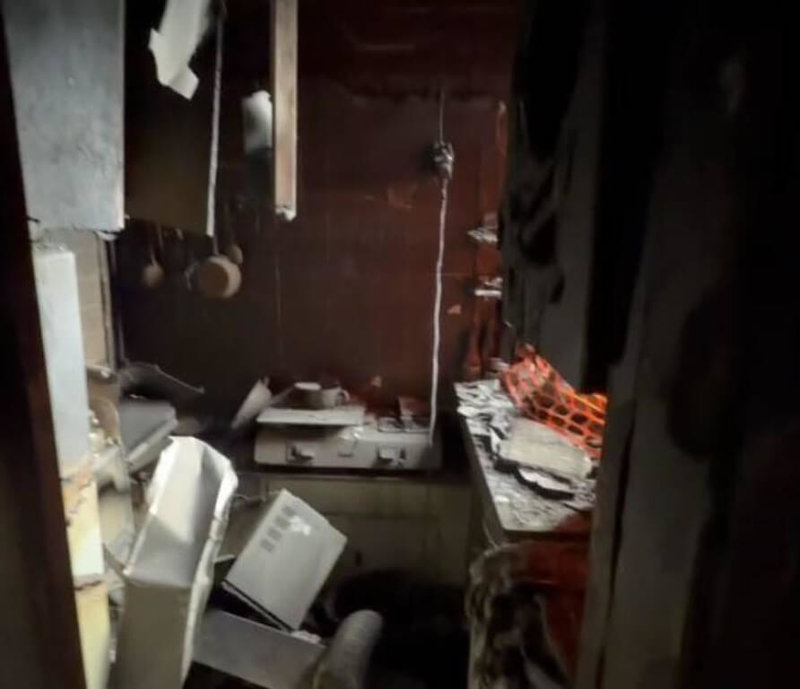 Dorz家中的廚房損毀最嚴重，乾衣機及廚具被高溫熔化或燒至變形，地上一片狼藉。（受訪者提供）中央社記者陳鎧妤傳真　115年4月22日