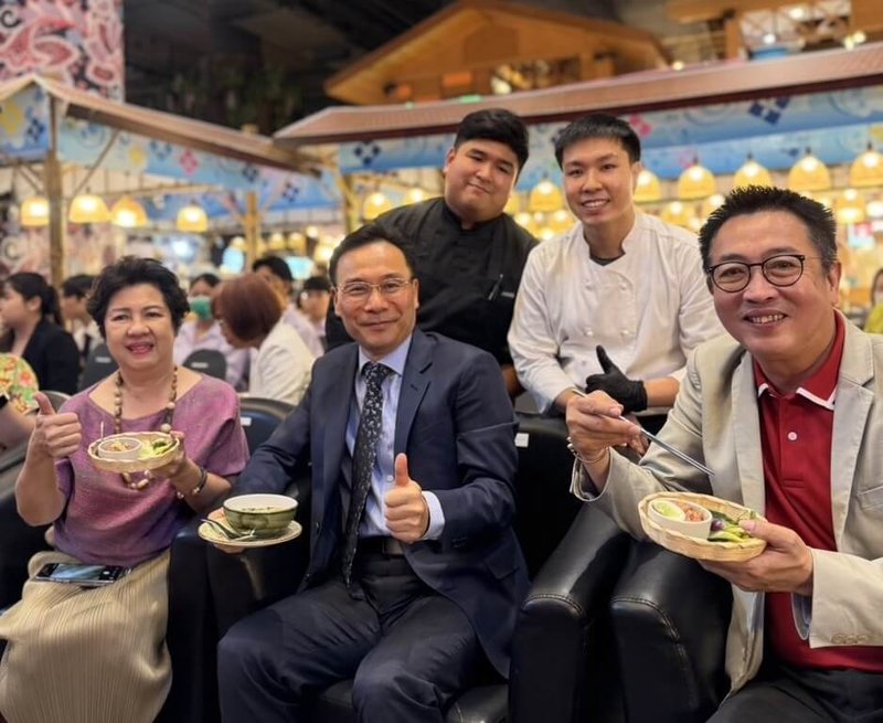 駐泰代表藍夏禮（前中）表示，台灣美食在全球極有名氣，透過此次與泰國廚藝界的深度對話，展現台灣除了是高科技晶片強國，也是具有特色美食軟實力的國家，並藉此深化台泰雙方「以食會友」的友好情誼。（駐泰代表處提供）中央社記者李宗憲曼谷傳真　115年4月22日
