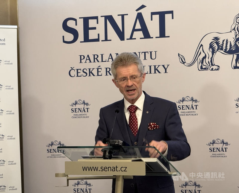 捷克參議長維特齊21日在參議院召開記者會表示，自他2020年訪台以來，台捷合作獲得顯著成果。他批評捷克政府不允許他使用專機訪台，質疑此舉是為了「討好中國」，並將改搭布拉格直飛台北的商業航班訪台。中央社記者劉郁葶布拉格攝　115年4月22日