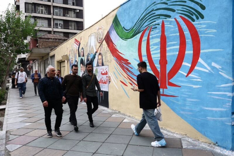 圖為20日伊朗首都德黑蘭的民眾在街頭行走。（Majid Asgaripour/WANA (West Asia News Agency) via 路透社）