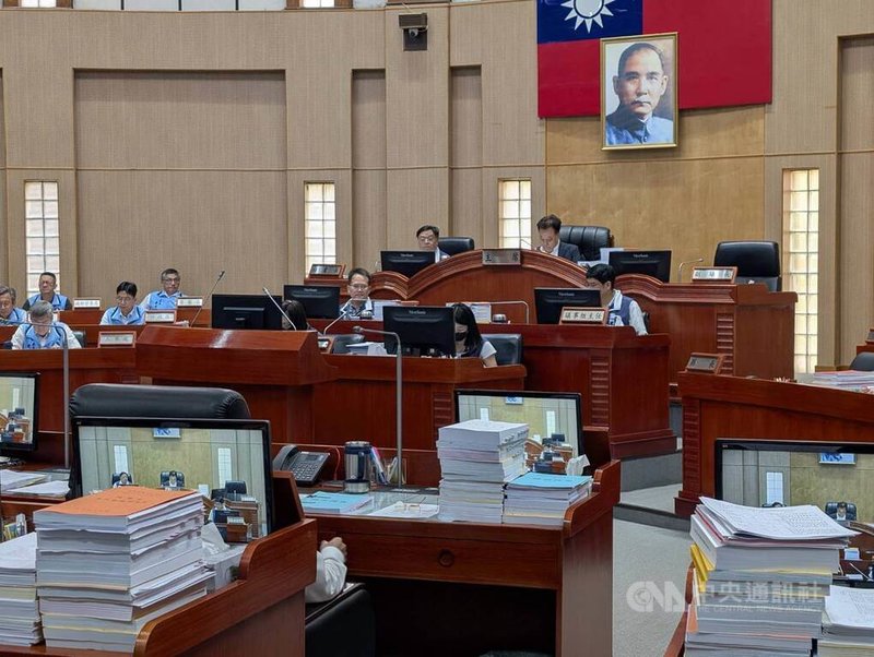 金門縣議會23日審查金門縣政府民國115年度總預算，有議員提議金門酒廠廈門貿易公司的年度預算全數刪除，並經議長洪允典（後右）敲槌通過。中央社記者吳玟嶸攝　115年4月23日