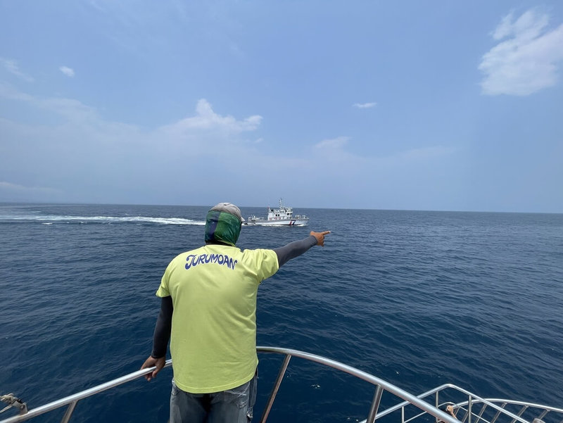 花蓮一艘賞鯨船23日上午於航程途中發現一具男性浮屍，船長隨即依標準作業程序通報海巡署，在安全距離外進行現場控護。（多羅滿賞鯨公司提供）中央社記者張祈傳真　115年4月23日