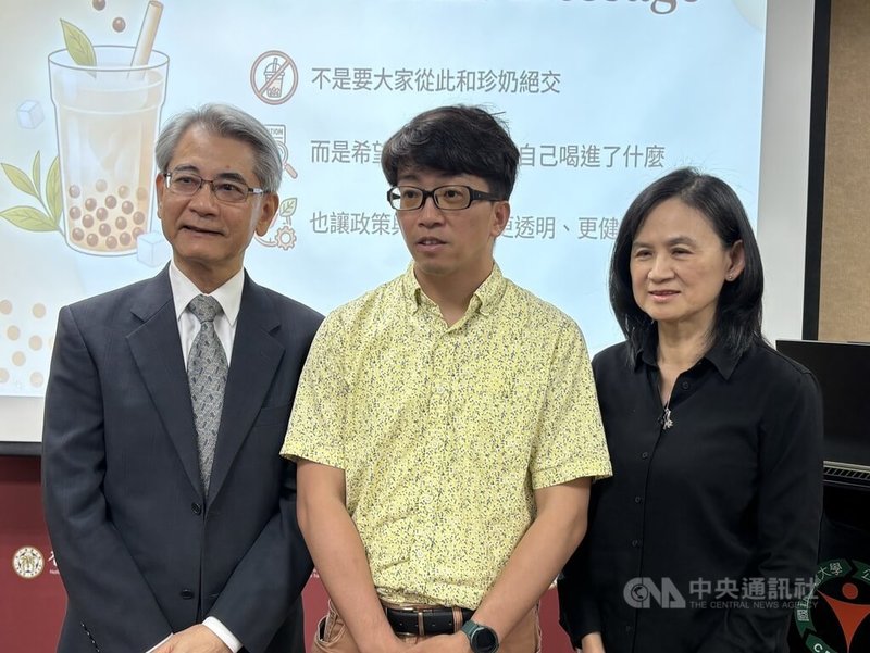 台灣大學食品安全與健康研究所暨公共衛生碩士學位學程副教授羅宇軒（中），23日召開研究成果發表記者會，揭示手搖飲成分樣貌及其可能帶來的公共衛生議題。中央社記者曾以寧攝 115年4月23日