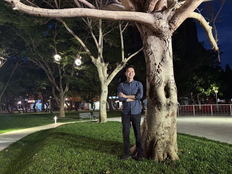 竹北市公所24日起在市東、市西公園邀請紙風車劇團演出客家親子劇「燈怪」，市長鄭朝方（圖）表示，此次也為公園的樹木妝點眼睛、鼻子等生動裝飾，打造成童趣與奇幻色彩的「樹怪森林」。（竹北市公所提供）中央社記者郭宣彣傳真　115年4月23日