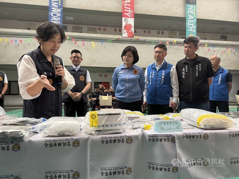 雲林縣警察局刑大偵二隊長林慧芳（前左1）23日說，去年12月接到1名國中生檢舉，父母長期沉迷毒品中，家庭完全變樣，警方依據線索追查，本月初逮捕1名嫌犯，協助小孩找回原本的家庭。雲林縣長張麗善（右3）到場檢視證物並發破案獎金。　中央社記者姜宜菁攝　115年4月23日