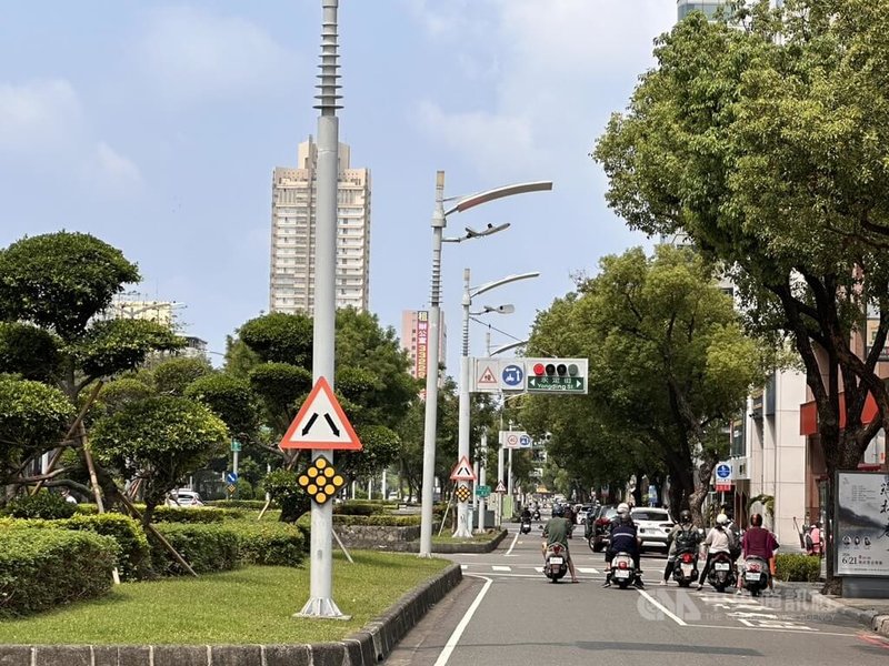 中國「高德地圖」登台，高雄市議員實測發現可顯示高雄路口紅綠燈秒數，引發資安疑慮。交通局回應，已完成內部清查確認資料未外洩。圖為高雄市街景。中央社記者林巧璉攝　115年4月23日