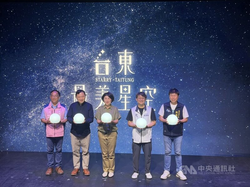 台東縣長饒慶鈴 （中）23日召開記者會，宣布今年最美星空音樂會起跑，包含東海岸、縱谷、南迴、離島等總共有8場次。中央社記者盧太城台東攝 115年4月23日