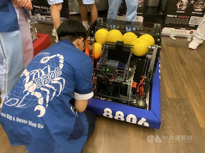 新北市政府23日授旗參加FRC機器人競賽世界總決賽的師生，並宣布獎金加碼，奪冠將頒發新台幣100萬元。圖為參賽隊伍的學生，展示機器人整合人工智慧AI與精密機構。中央社記者黃旭昇攝　115年4月23日