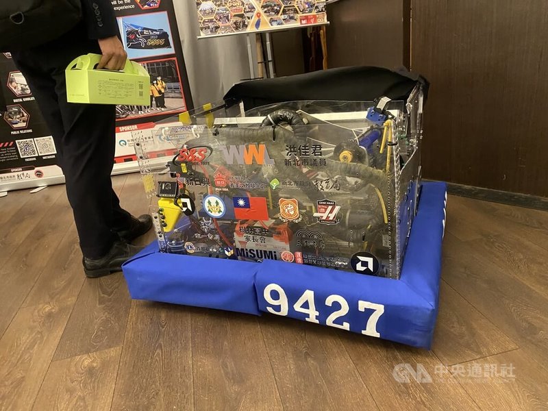 FRC機器人競賽新北市共6校5隊晉級休士頓世界總決賽，展現新北科技教育與跨域人才培育的成果，23日舉行授旗儀式，參賽隊伍展示機器人，感謝社會企業與基金會協助。中央社記者黃旭昇攝　115年4月23日