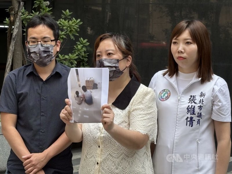 吳姓夫妻控訴花費新台幣170萬元找裝潢設計公司裝修新屋，入住卻家徒四壁，女兒只能在紙箱上寫作業，23日在民進黨新北市議員張維倩（右）陪同下舉行記者會，盼拿回未施作的項目款項。中央社記者曹亞沿攝　115年4月23日