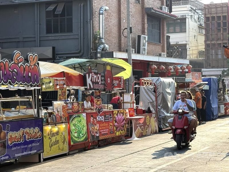 泰國約5成的能源仰賴中東進口，一旦油價長期走高，將直接推升生產與運輸成本，並侵蝕消費力。國際貨幣基金（IMF）最新預測指出，泰國2026年經濟成長率已被下修至1.5%。圖為曼谷朱拉隆功大學附近商圈。中央社記者李宗憲曼谷攝　115年4月23日