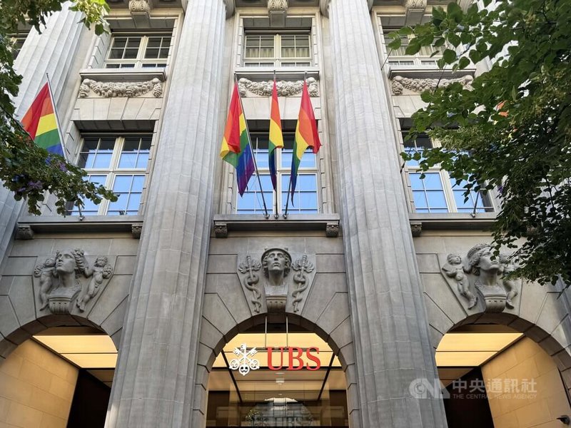 6月是全球的同志驕傲月（Pride Month），瑞銀位在蘇黎世的大樓每年都會掛起彩虹旗表示支持。中央社記者郭芳君蘇黎世攝　115年4月23日