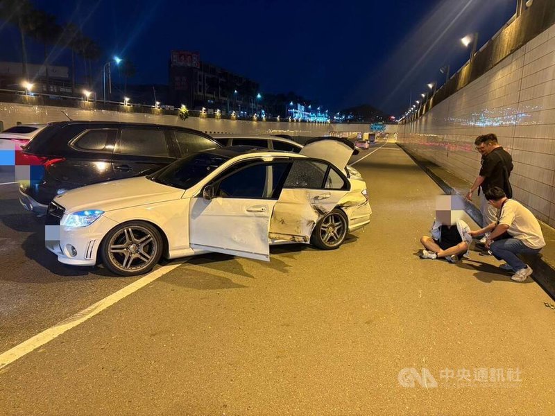 刑事局與台中警方23日晚間在台中市區追緝詐騙集團呂姓車手，遭對方開車衝撞後逃逸，員警持續尾隨追緝，過程中開1槍成功攔停車輛，最終將呂嫌逮捕送辦。（翻攝照片）中央社記者蘇木春傳真　115年4月23日