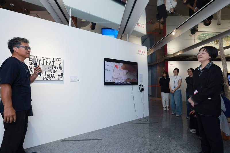 主題特展「破土：台灣當代原住民藝術與行動主義」台北展23日起在文化部藝廊舉行，參展藝術家馬躍．比吼（Mayaw Biho）（左）為文化部次長徐宜君（右）導覽作品。（文化部提供）中央社記者王寶兒傳真　115年4月23日