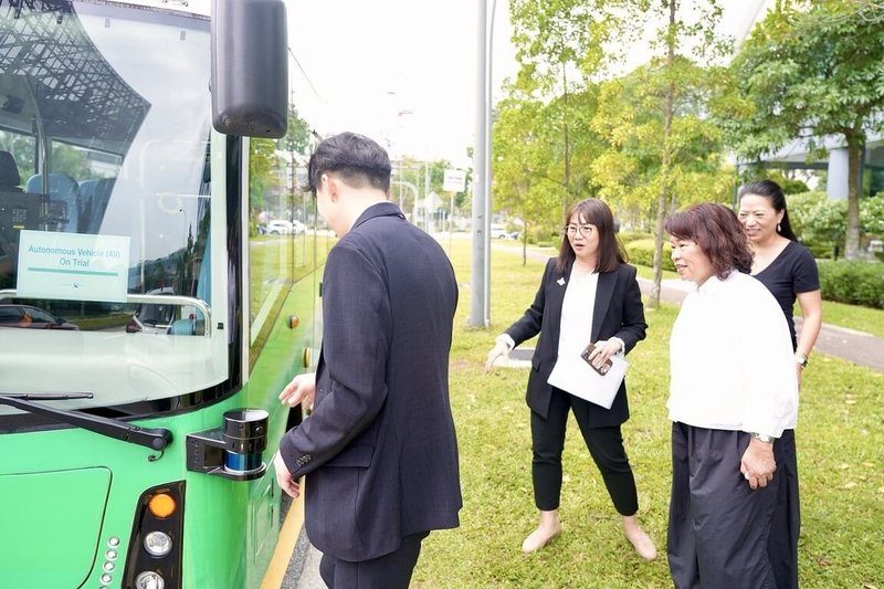 嘉義市長黃敏惠（前右1）20日起出訪新加坡，除參加食品展外，也考察新加坡地鐵有限公司、東南亞最大的超級應用數位平台Grab新加坡總部參訪交流，聚焦智慧城市、智慧交通及數位整合等議題。　　（嘉義市府提供）　中央社記者姜宜菁傳真　115年4月23日