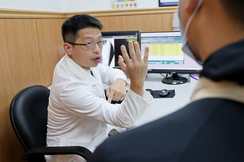 花蓮慈濟醫院骨科醫師張家銘指出，比腕力骨折並非罕見，主要來自瞬間強大的扭轉力，導致肱骨骨折，提醒民眾切勿逞強，以免樂極生悲。（花蓮慈濟醫院提供）中央社記者李先鳳傳真　115年4月23日