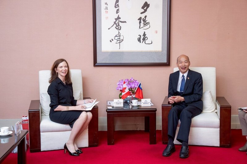 立法院長韓國瑜（右）23日接見「加拿大駐台北貿易辦事處」代表何曼麗（左）。 （立法院提供） 中央社記者王承中傳真　115年4月23日