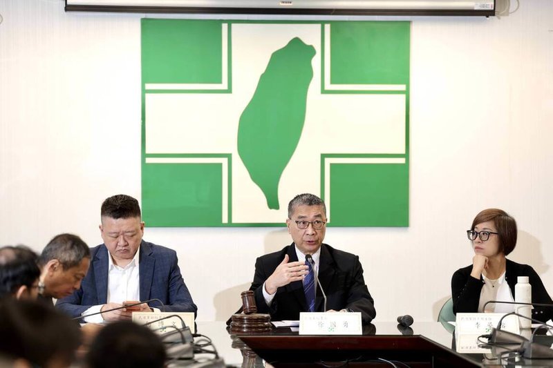 民進黨23日舉辦中央黨部黨工性騷擾防治教育訓練，民進黨秘書長徐國勇（中）表示，許多性騷擾案例往往源於「無心的玩笑」或對界線的忽視。（民進黨提供）中央社記者葉素萍傳真　115年4月23日