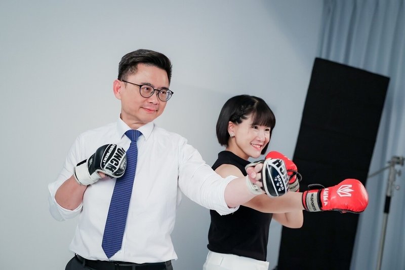 民進黨高雄市長參選人賴瑞隆（左）與黨籍市議員參選人鄭孟洳（右）合體拍攝形象定裝照，戴上拳擊手套揮拳出擊。（賴瑞隆團隊提供）中央社記者林巧璉傳真　115年4月23日