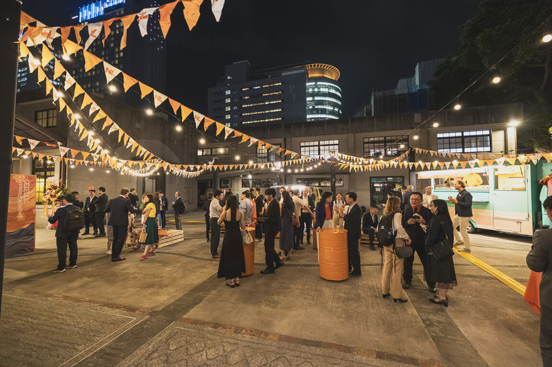 「2026荷蘭國王節」酒會22日在南港瓶蓋工廠半戶外空間舉行，今年以「gezellig」為主題，呈現輕鬆而開放的聚會氛圍。 （荷蘭在台辦事處提供）中央社記者楊堯茹傳真　115年4月23日