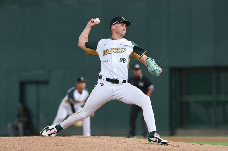 中華職棒台鋼雄鷹隊先發投手坎南（David Buchanan）（圖）23日面對味全龍隊主投7局失3分，飆出7次三振追平個人單場最多紀錄。（台鋼雄鷹隊提供）中央社記者蘇志畬傳真　115年4月23日