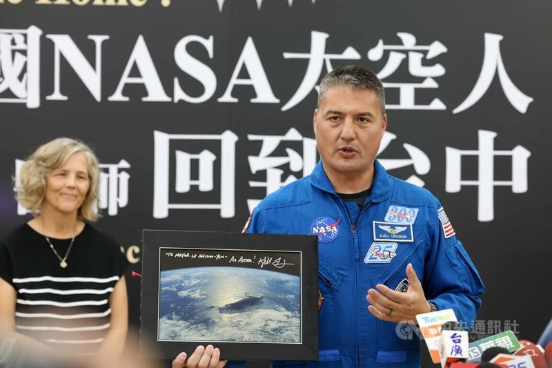 美國太空總署太空人林琪兒（右）23日在台中分享他從太空看地球、台灣的視角，藍、白、綠、棕色等不同色塊構築美麗的地球，且台灣如迷霧中的綠色寶石，美的令人屏息。中央社記者趙麗妍攝 115年4月23日