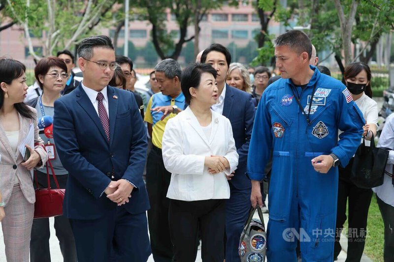 台中市長盧秀燕（中）23日迎接美國太空總署太空人林琪兒（右）參觀「美村綜合服務園區」，並介紹昔日美軍的聯勤招待所改建為兒少、婦女適用的建物。中央社記者趙麗妍攝 115年4月23日