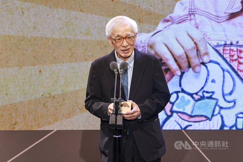 兒童文學與繪本創作家曹俊彥（圖）獲頒第1屆「金繪獎」特別貢獻獎，他23日親自領獎，發表感言時回憶童年過往與創作點滴。中央社記者鄭清元攝　115年4月23日