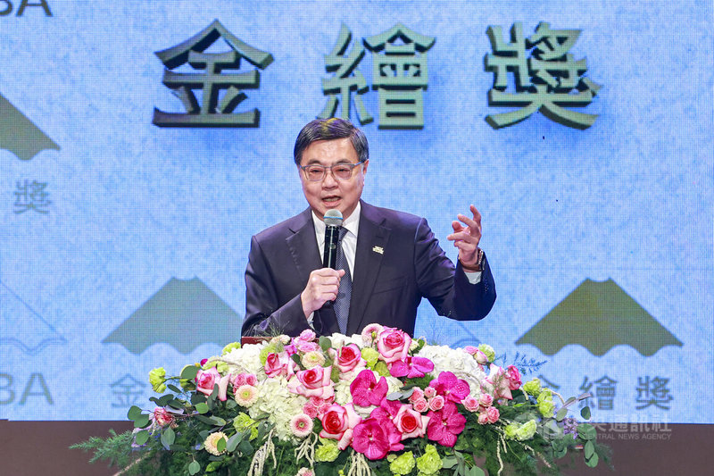 「金繪獎」頒獎典禮23日在台北松山文創園區舉行，首屆特別貢獻獎由創作家曹俊彥獲得，行政院長卓榮泰（圖）出席頒獎，感謝他為台灣兒童創作許多優秀作品，獲獎實至名歸。中央社記者鄭清元攝　115年4月23日