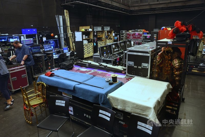 經典音樂劇「歌劇魅影」歡慶40週年，2026年再度來台展開為期3個月的北中南巡演，目前移師台北表演藝術中心演出，23日更對外曝光後台與部分道具。中央社記者王飛華攝　115年4月23日