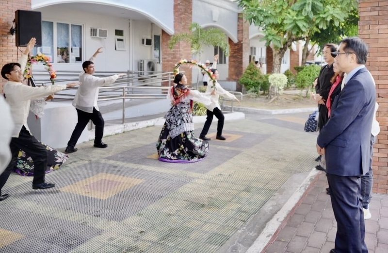 台南市長黃偉哲（右）23日訪問菲律賓姊妹市甲美地市（Cavite），期待強化兩市物產、觀光及教育等領域實質合作。（台南市政府提供）中央社記者張榮祥台南傳真 115年4月23日