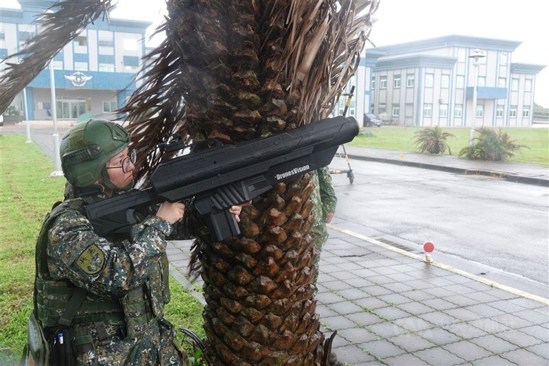 圖為空軍憲兵演練使用無人機干擾槍。（中央社檔案照片）