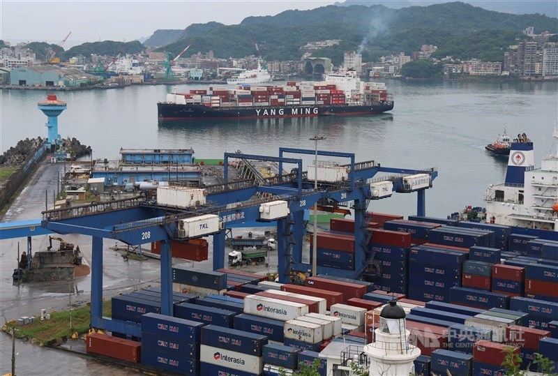 為陽明海運貨輪7月9日行駛於基隆港。（中央社檔案照片）