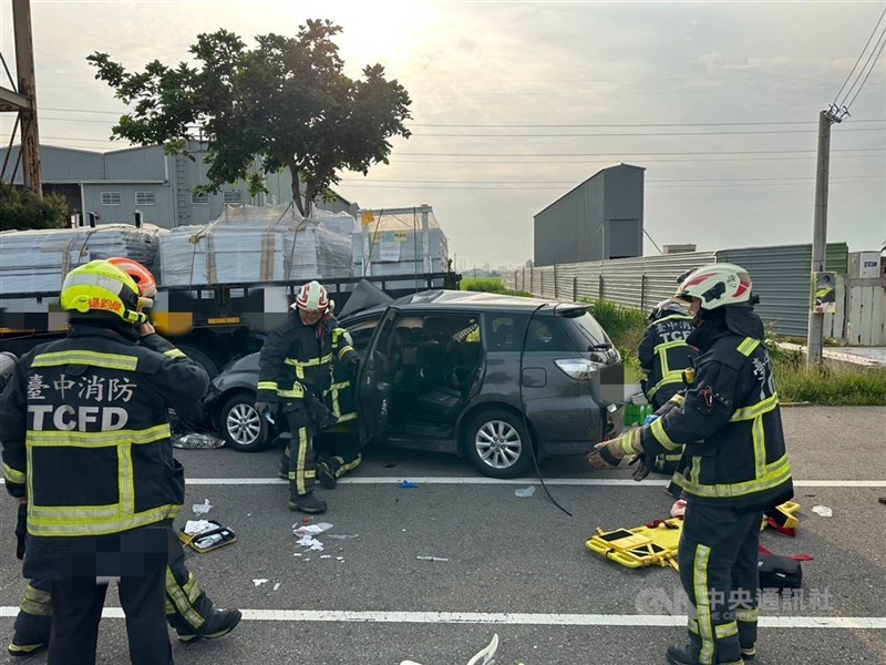 陳姓男子21日駕車行經台中市龍井區自撞路旁大貨車，造成同車2名友人傷重送醫不治，陳男肇事後棄車逃逸，警方循線將他查緝到案送辦。（翻攝照片）中央社記者蘇木春傳真