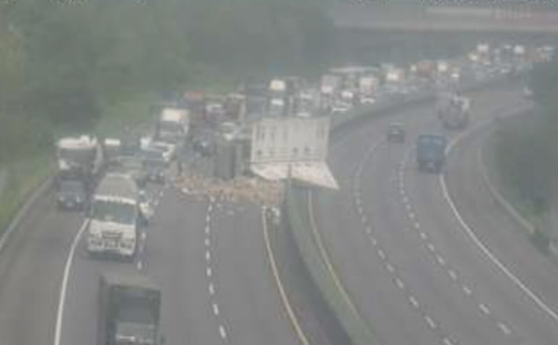 國道3號台南白河路段23日下午發生2輛大貨車擦撞事故，其中1輛側翻，車上清潔用品散落國道上，一度造成回堵。（國道公路警察局提供）中央社記者張榮祥台南傳真　115年4月23日