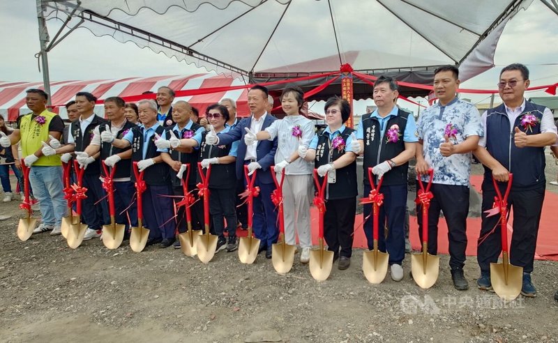 嘉義縣水上鄉龍德橋由嘉邑行善團出資新台幣1358萬、縣府補助87萬進行改建，23日舉行動工典禮，縣長翁章梁（右6）、嘉邑行善團理事長鄭秀玉（右7）、水上鄉長林緗亭（右5）等人出席。中央社記者蔡智明攝　115年4月23日