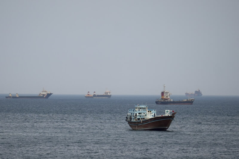 圖為荷莫茲海峽上的船隻和油輪。（路透社）