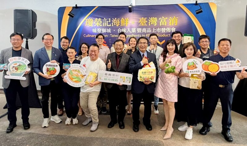 台灣出口業者富淯有限公司、嘉義縣番路鄉農會23日在新加坡瓊榮記餐廳舉辦「味聚獅城．台味入菜暨商品上市記者會」，推廣嘉義農特產品，嘉義縣副縣長劉培東（前右5）並邀請台南市長黃偉哲（前右4）站台。（嘉義縣政府提供）中央社記者蔡智明傳真　115年4月23日