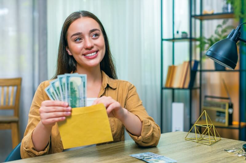 信封理財術自2023年起在TikTok、Instagram等社群平台帶動下，再度獲Z世代和千禧世代青睞。（Andrii Iemelianenko/Shutterstock.com）