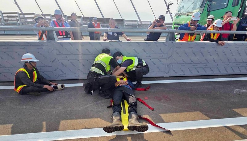 新北市消防局配合淡江大橋即將通車，已規劃多次救災、救護演練，當機車道發生事故時，救護車可從鄰近主車道（汽車）、自行車道、人行道，多方位因地制宜展開救援。圖為模擬搶救情形。（新北市消防局提供）中央社記者黃旭昇傳真　115年4月23日