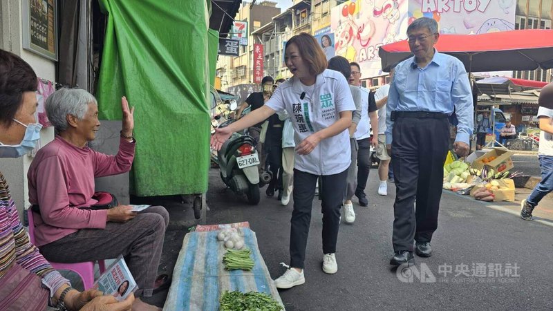 民眾黨前主席柯文哲（前右）23日陪同民眾黨宜蘭縣長參選人陳琬惠（前右2），走訪宜蘭羅東地區的傳統市場拜票爭取支持。中央社記者沈如峰宜蘭縣攝 115年4月23日