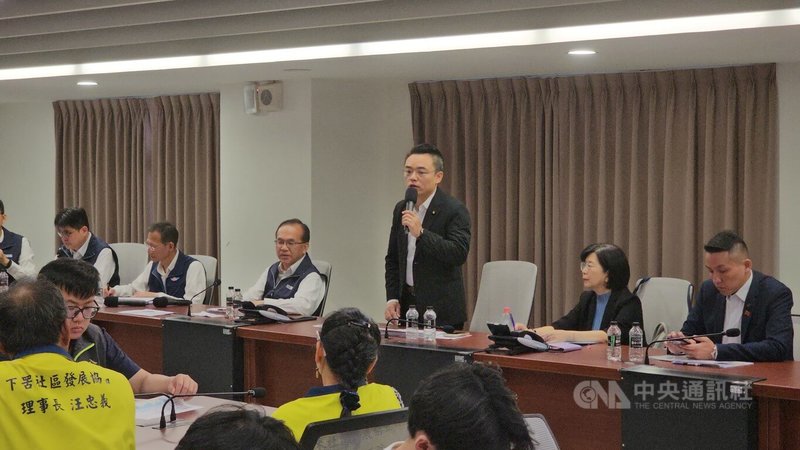 立法院交通委員會23日到新北八里及淡水區公所考察，國民黨立委洪孟楷（立者）質疑交通部公路局對淡江大橋通車有28種情境的模擬，並依情境進行規劃檢討，他認為應適時釋出以讓民眾安心。中央社記者王鴻國攝　115年4月23日