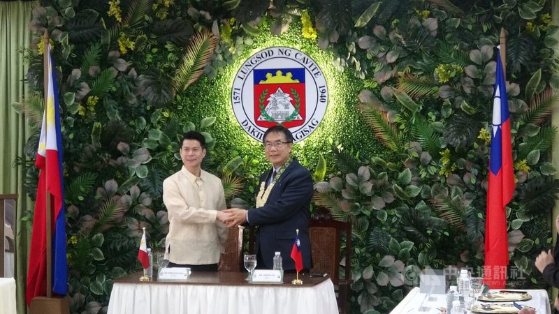 台南市長黃偉哲（右）23日率團抵達菲律賓推動城市外交，首站訪問姊妹市甲美地市，受到市長丹佛．蔡（左）的熱情接待。中央社記者林行健甲美地市攝 115年4月23日