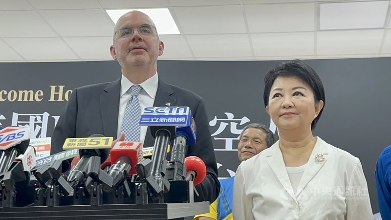 總統賴清德出訪友邦史瓦帝尼規劃遭中共阻撓。台中市長盧秀燕（右）表示，元首外交應受禮遇，譴責干擾情形。美國在台協會（AIT）處長谷立言（左）提到，希望未來可以有更多的對話，能用和平的方式來解決問題。中央社記者趙麗妍攝 115年4月23日