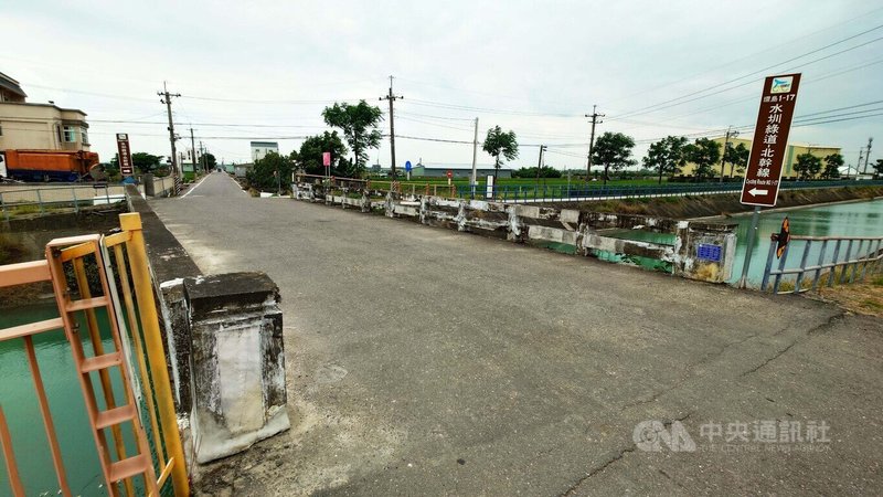 嘉義縣水上鄉龍德橋（圖）被縣府列為危險橋梁，嘉邑行善團出資新台幣1358萬、縣府補助87萬進行改建，23日動工，新橋將命名為「善龍橋」。中央社記者蔡智明攝　115年4月23日