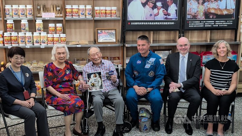 美國太空總署太空人林琪兒（右3）23日在美國在台協會（AIT）處長谷立言（右2）等人陪同下，前往台中劉麵包廠拜訪創辦人劉哲基（左3）。劉哲基送上特製的星星造型麵包，林琪兒也回贈徽章、貼紙，場面熱絡。中央社記者蘇木春攝　115年4月23日